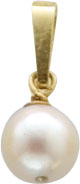 Wunderschöner Anhänger mit Akoya-Perle in der klassischen Farbe weiß, eingearbeitet in feinem Gelbgold 585/- poliert. Durchmesser 6,5 mm Lg. 4 mm, Anhängermaße: 15X6,5 mm, Gewicht 0,6 gr. Ein elegantes Unikat so hochwertig in seiner Verarbeitung, welches