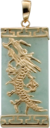 Wunderschöner Anhänger grüner Jade mit einem Drachenmotiv, eingearbeitet in feinem Gelbgold 333/- poliert. Lg. 5,7mm, Anhängermaße: 29X14X2,8 mm, Gewicht 3,4gr. Ein elegantes Unikat so hochwertig in seiner Verarbeitung, welches ihn von einzigartiger Schön