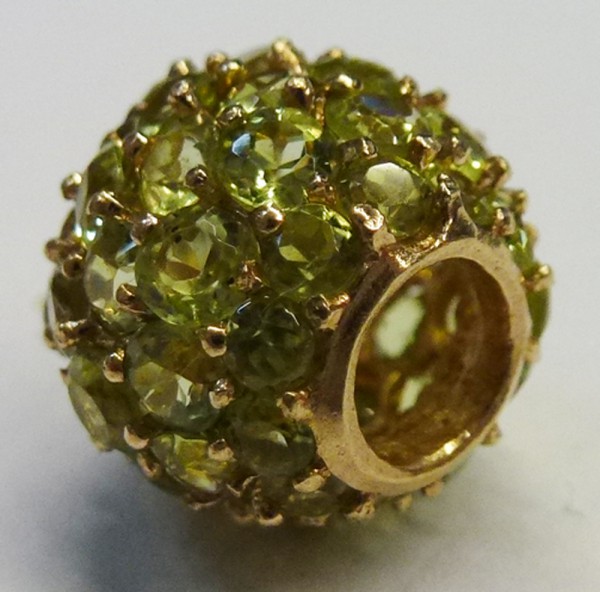Bead Kugel Anhänger in Gelbgold 585/- ca 60 hellgrüne Peridotsteine, einzeln gefasst, 11x10mm