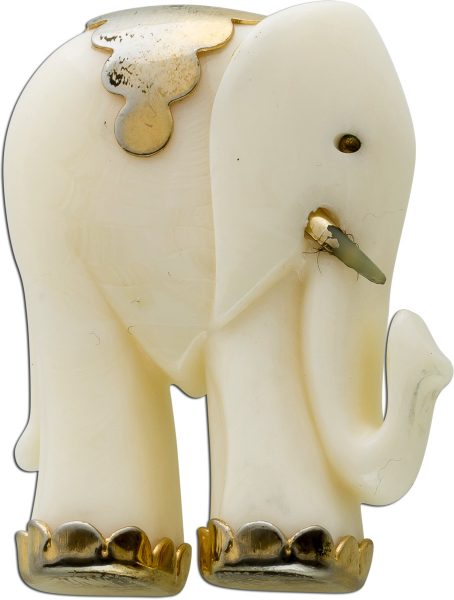 Elfenbeinanhänger massiv Rarität mit vergoldetem Elefantenanhänger, mit einem Jade Edelstein Stoßzahn als Glücksbringer.Gew. 10,7g, Br. 33m