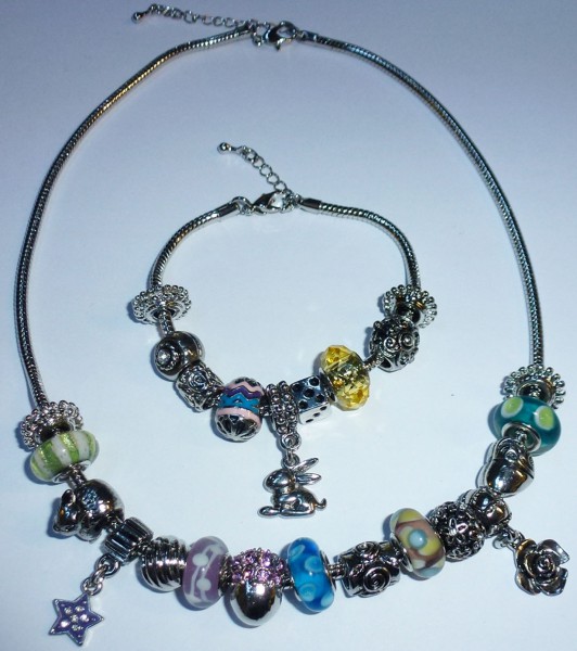 Beadset – das Überraschungspaket im Pandorrastyle bestehend aus 22 Beads, Beadarmband (18cm+3cm Verlängerung), Beadkette (42cm+5cm Verlängerung) und 2 Schmuckbeutel, die Beads, das Armband und die Kette bestehen aus Metall, (1 Teil kostet Si