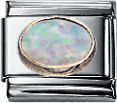 Elegantes Nomination-Element   Weisser Opal  mit Motiv aus 18 Karat Gold und einem weissem Opalstein in einer Goldfassung. Der Anhänger besteht ansonsten aus Edelstahl. Seine Höhe und Breite sind ca. 10mm. Seine Stärke ist ca 6mm. In Premiumqualität vo